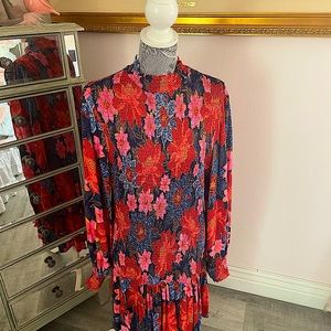 Beautiful Farm Rio dress 👗 Size large😊